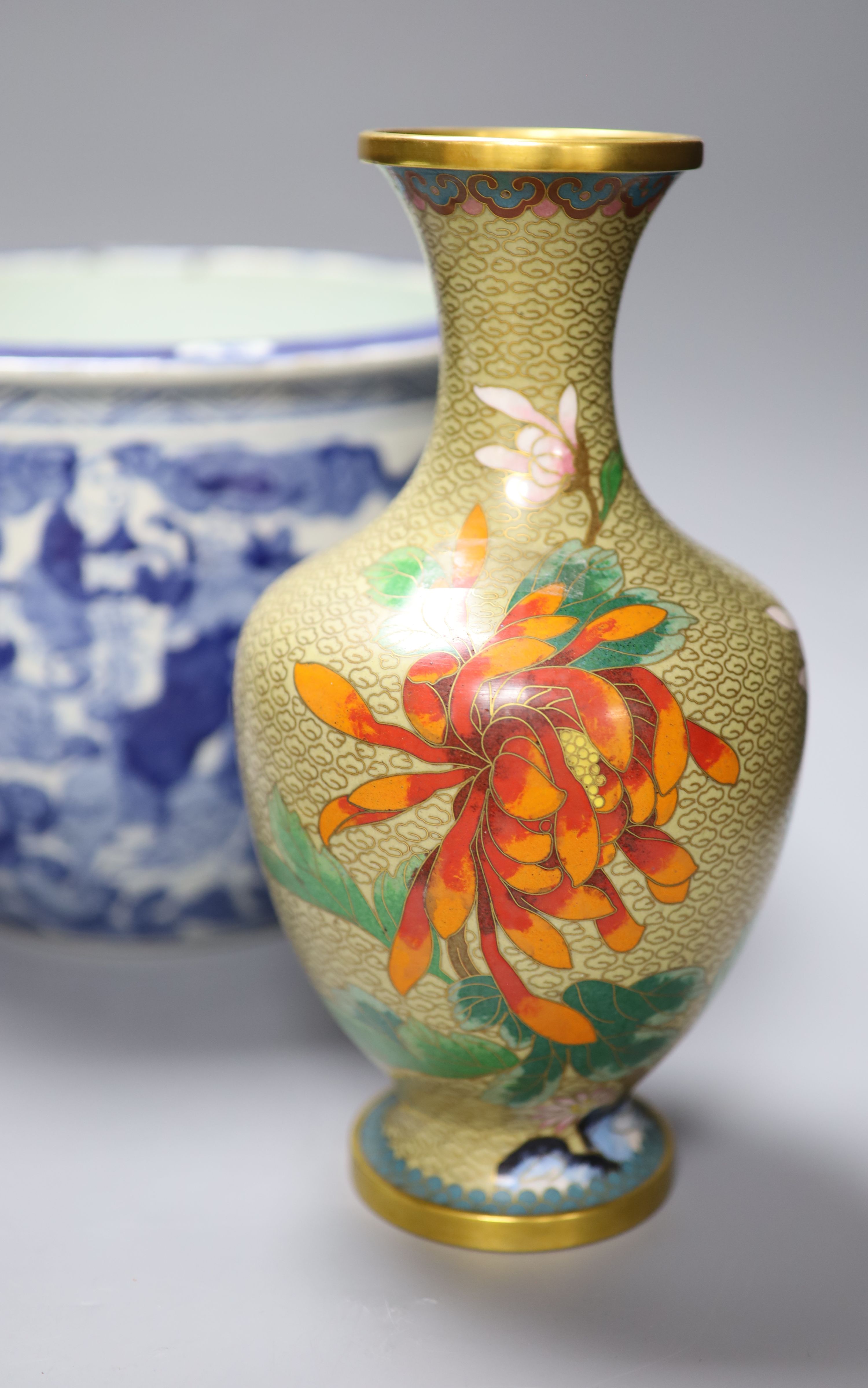 A Chinese blue and white jardiniere, a jar, a cloisonne vase and a pair of plates, tallest 25cm